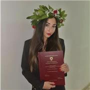 Ragazza laureata al dipartimento di Giurisprudenza, desidera aiutare ragazzi e ragazze nella materia del diritto